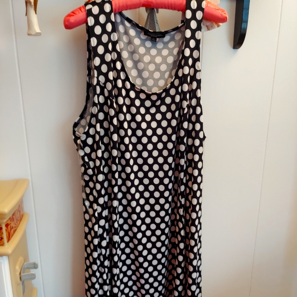 Sleeveless polka-dot black dress